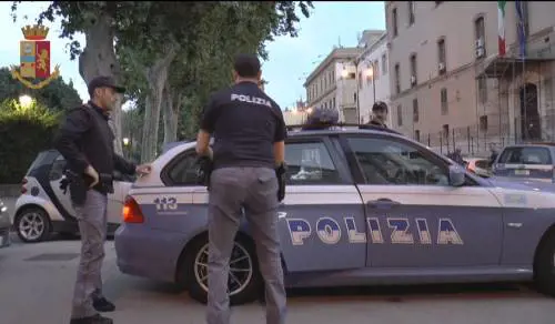 L'auto come ariete per sfondare le vetrine dei negozi: nei guai minorenne