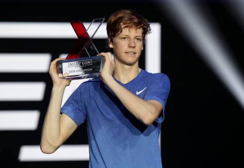 Tennis, Sinner vince la Next Gen: l'azzurro annienta in finale De Minaur