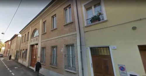 Aggredisce i poliziotti e rompe dito all'agente: la furia della straniera