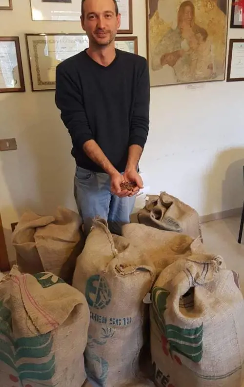 La Stato chiede i soldi per i disabili, il sindaco prepara 168 chili di monetine