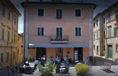 Tunisino colpisce la barista, carabinieri lo salvano dal linciaggio