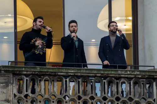 Milano, piazza Duomo gremita per il Volo