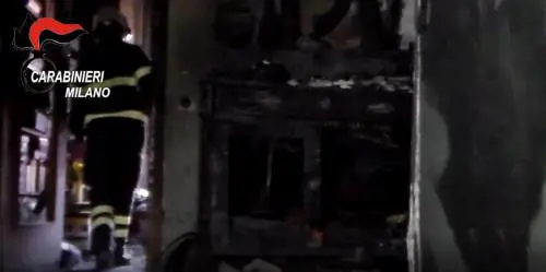 Morte nel rogo della casa. Il fratello finisce in manette