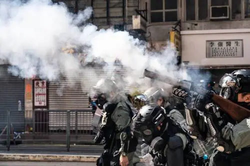 Hong Kong, agente spara a un manifestante