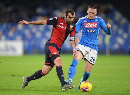 Napoli, danneggiata l'auto della moglie di Zielinski. La moglie di Allan via dai social