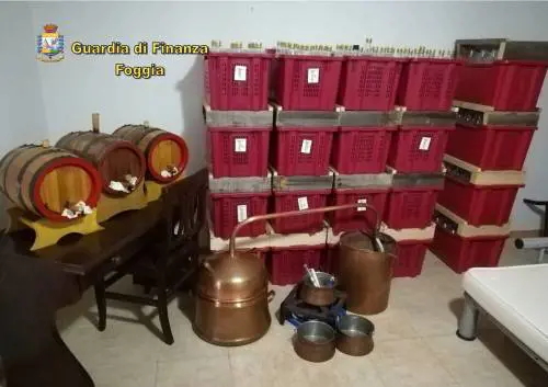 Sequestrato opificio clandestino per la produzione di superalcolici