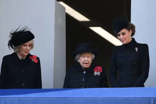 La Regina Elisabetta II, Camilla Parker Bowles e Kate Middleton al Remembrance Day: foto
