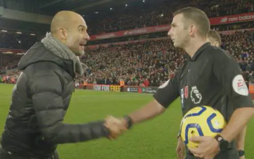 Guardiola, furioso dopo la sconfitta: stretta di mano sarcastica all'arbitro