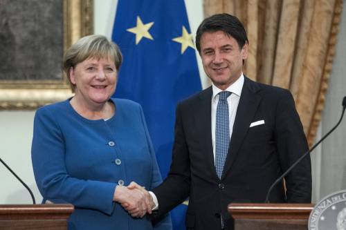 La Merkel bluffa sui migranti, ma Conte continua ad applaudire 