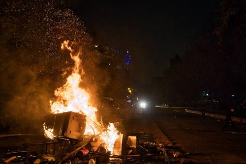 Proteste in Cile, manifestanti assaltano una chiesa e bruciano le immagini sacre