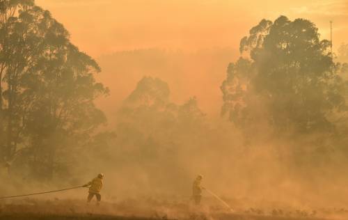 Roghi e polemiche, l'Australia brucia due volte. Sotto tiro le vacanze alle Hawaii del premier