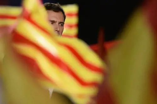 L'abbraccio Sanchez-Iglesias: "Sì a un governo di sinistra"