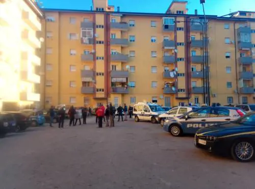 Pescara, lo sgombero dura poche ore: gli abusivi sono già tornati ad occupare