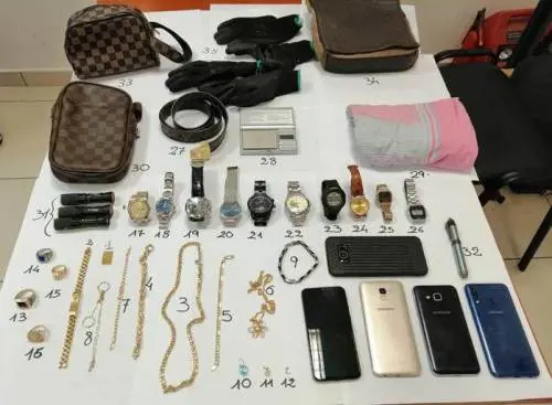 Caserta, rubano orologi e oggetti preziosi: fermati cinque albanesi