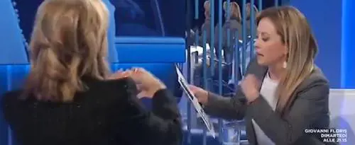 Lite di fuoco Gruber-Meloni: "Ora le faccio togliere l'audio"