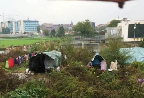 Ecco la bidonville sul Lambro. Discoteca dentro una baracca