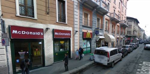 Milano, turista pestata al McDonald's: la furia dell'inserviente egiziano