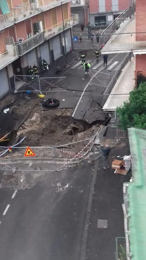 Enorme voragine a centro strada: tragedia sfiorata nella terza municipalità