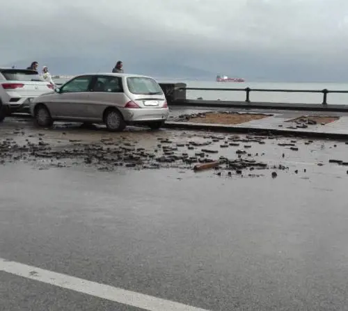 Marciapiedi di via Caracciolo divelti dal maltempo: pericoloso il transito per auto e pedoni