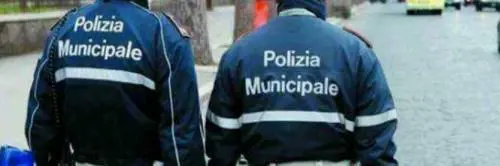 Marocchino irregolare aggredisce agente e prova a rubargli la pistola