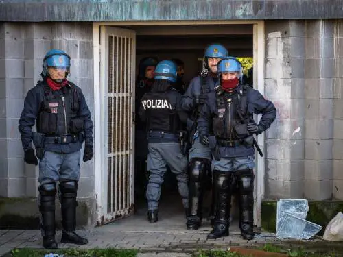 Maxi blitz contro gli abusivi nel fortino di viale Sarca