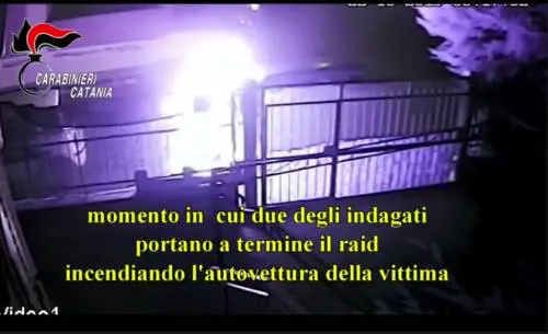 Dà fuoco alla macchina dell'ex compagna, incastrato dalle telecamere
