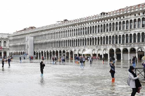 A Venezia torna l'acqua alta. E il Mose affoga nei debiti