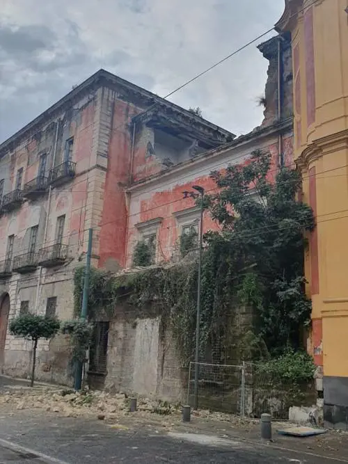 Crolla per il maltempo un’ala di Villa Favorita a Ercolano, palazzo reale del ‘700