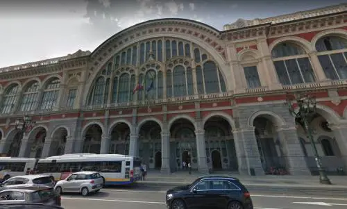 Torino, 12enne violentata nei bagni della stazione. Arrestato un 20enne
