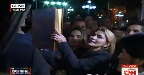 Bolivia, la presidente anti Pachamama: "La Bibbia ritorna al governo"