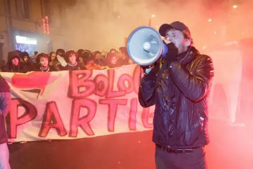 L'ipocrisia della sinistra: applaude i centri sociali perché zittiscono Salvini