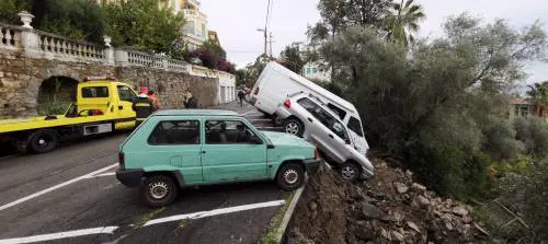 Maltempo a Sanremo, crolla il parcheggio: auto in bilico sul precipizio