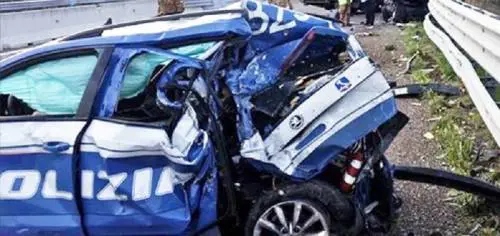 Volante si schianta durante un inseguimento: due poliziotti finiscono in ospedale