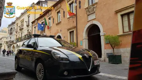 Intascavano le somme destinate al Comune: nei guai un avvocato e un ex funzionario