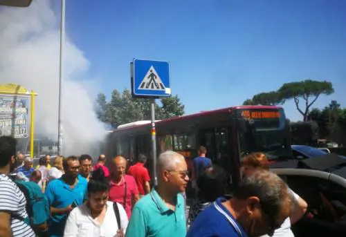 Bus in fiamme a Roma: evacuati i passeggeri