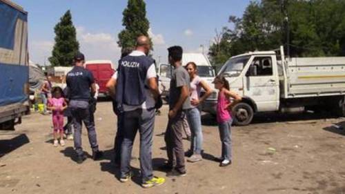 Sassi contro un’ambulanza fuori dal campo rom