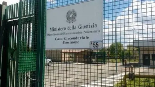 Sputi al poliziotto in carcere, gli agenti allo stremo: "Siamo stanchi"