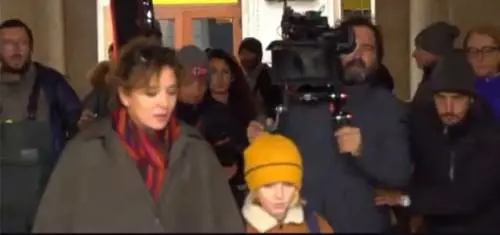 Stefano Accorsi gira a Venezia con l'acqua alta: allontanata la sua troupe