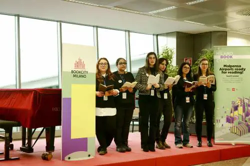 Le "letture" di Book City conquistano i viaggiatori agli imbarchi di Malpensa