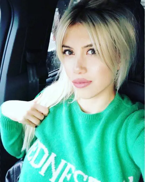 Con la giacca aperta Wanda Nara incanta il web 