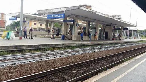 Straniera spinge sui binari 40enne: è gravissima