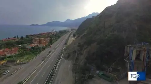 Dopo mille giorni iniziati i lavori per la rimozione della frana di Letojanni