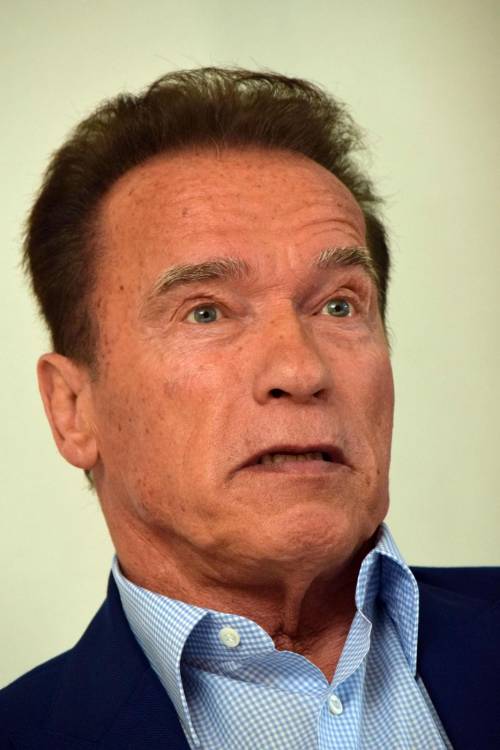 Arnold Schwarzenegger chiede di stare a casa mentre nutre asini