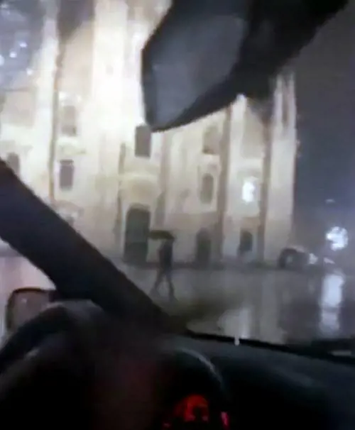 L'influencer con l'auto in piazza Duomo