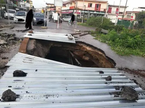 Caserta, voragine al centro della carreggiata: danni a residenti e commercianti