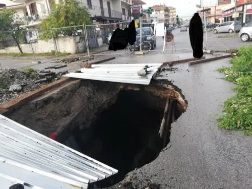 Le immagini della voragine che si è aperta a Sant'Arpino, nel Casertano