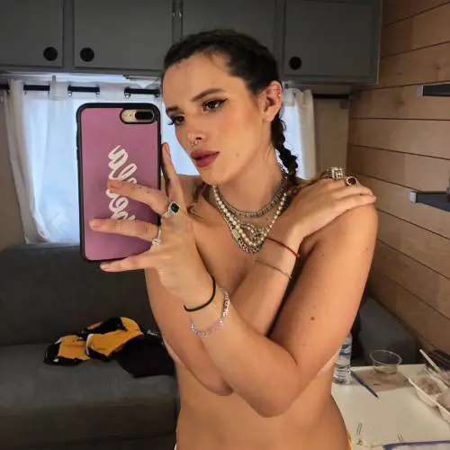 Dopo i tanti scatti sexy, Bella Thorne si sorprende di essere vestita...