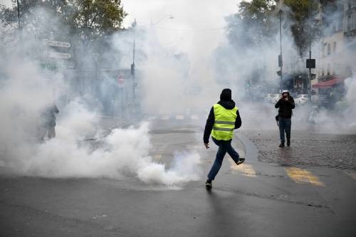 Il ritorno dei gilet gialli: scontri e cariche a Parigi. Fermate 220 persone