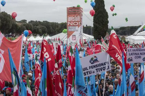 L'ira dei pensionati in piazza: "Per il governo siamo invisibili"
