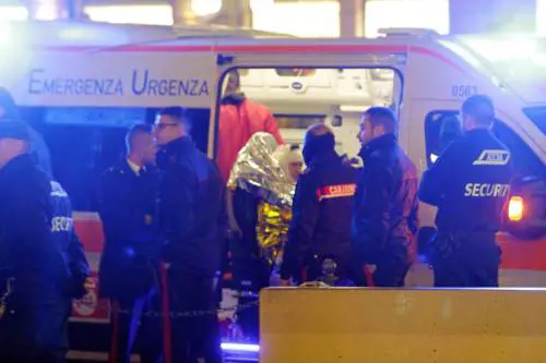 Lancio di tavolini e colpi di bottiglie: maxi rissa vicino al Duomo